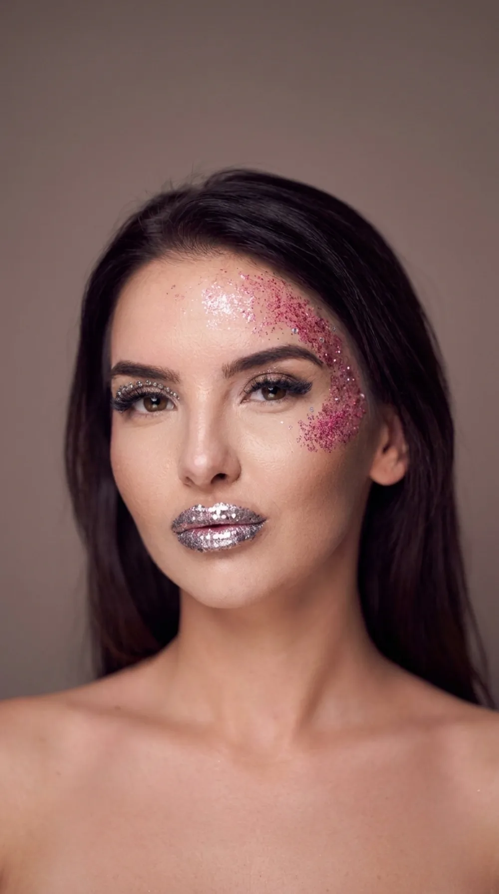 Machiaj de festival cu glitter și buze argintii, de Pucca Diana în Bacău