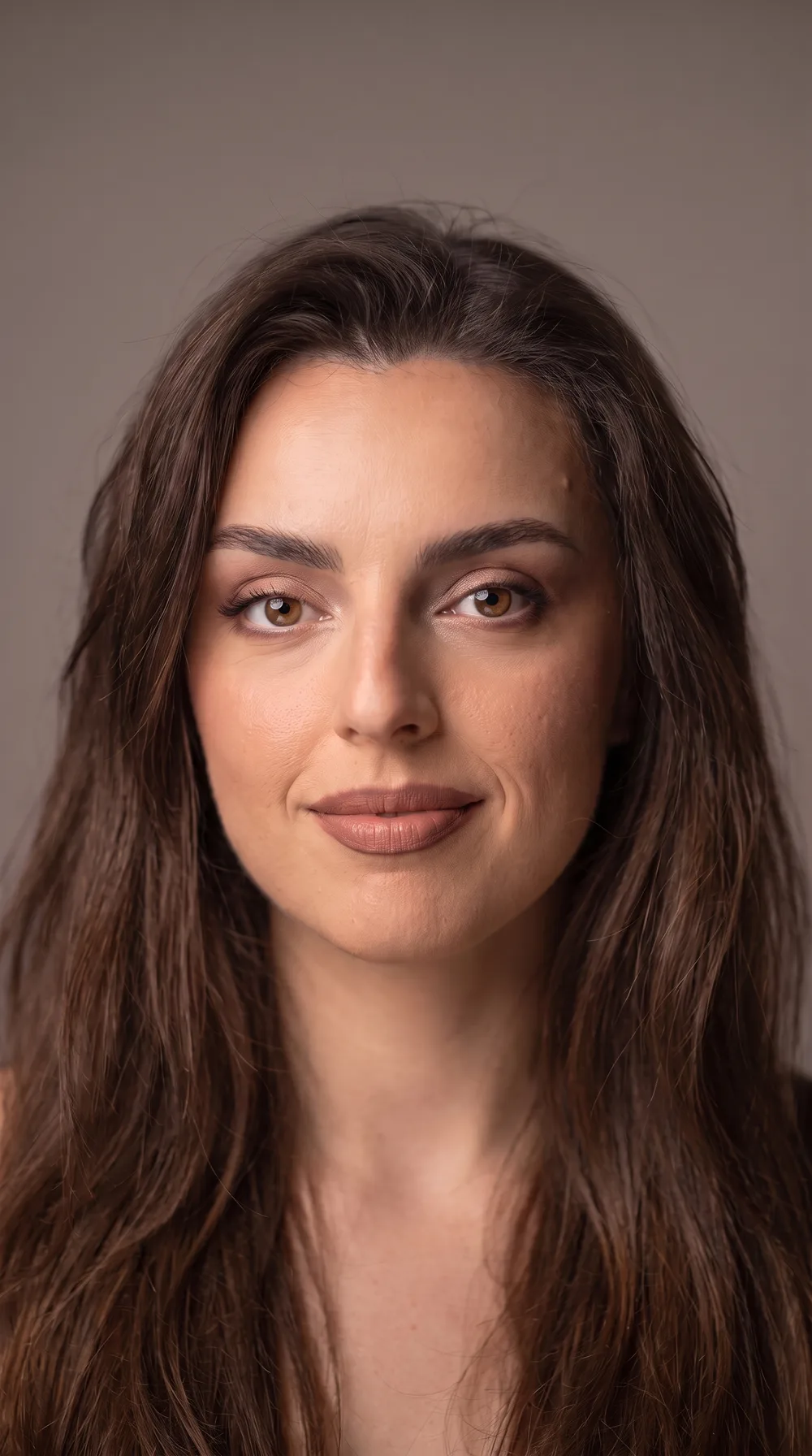 Sprâncene pensate fir cu fir, formă naturală adaptată feței, makeup neutru, de Pucca Diana, make-up artist în Bacău