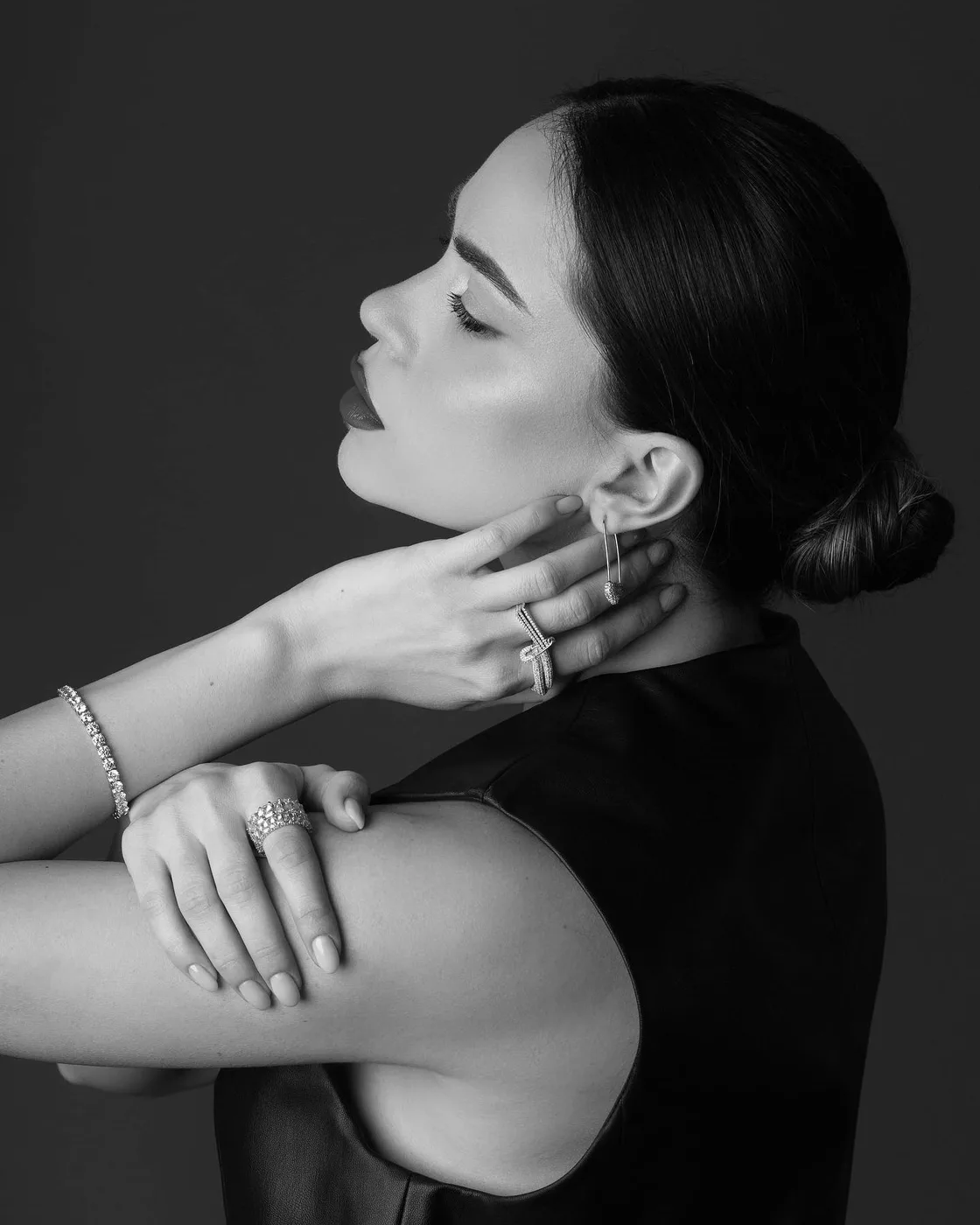 Portret alb-negru din profil pentru campania OPAL, machiaj definit pe ochi, Pucca Diana