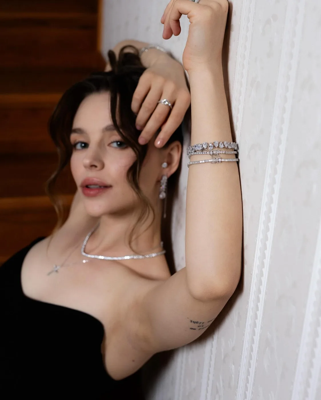 Detaliu de brățări OPAL pe braț, machiaj curat care lasă bijuteriile în față, campanie foto Pucca Diana