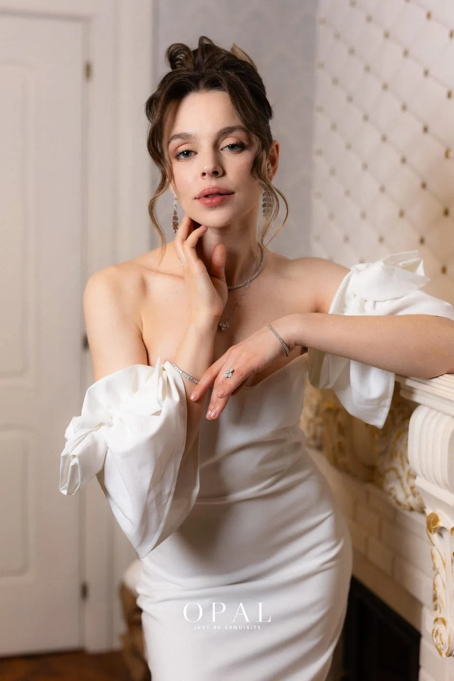 Machiaj natural luminos cu rochie albă și cercei OPAL, portret de campanie, Pucca Diana Bacău