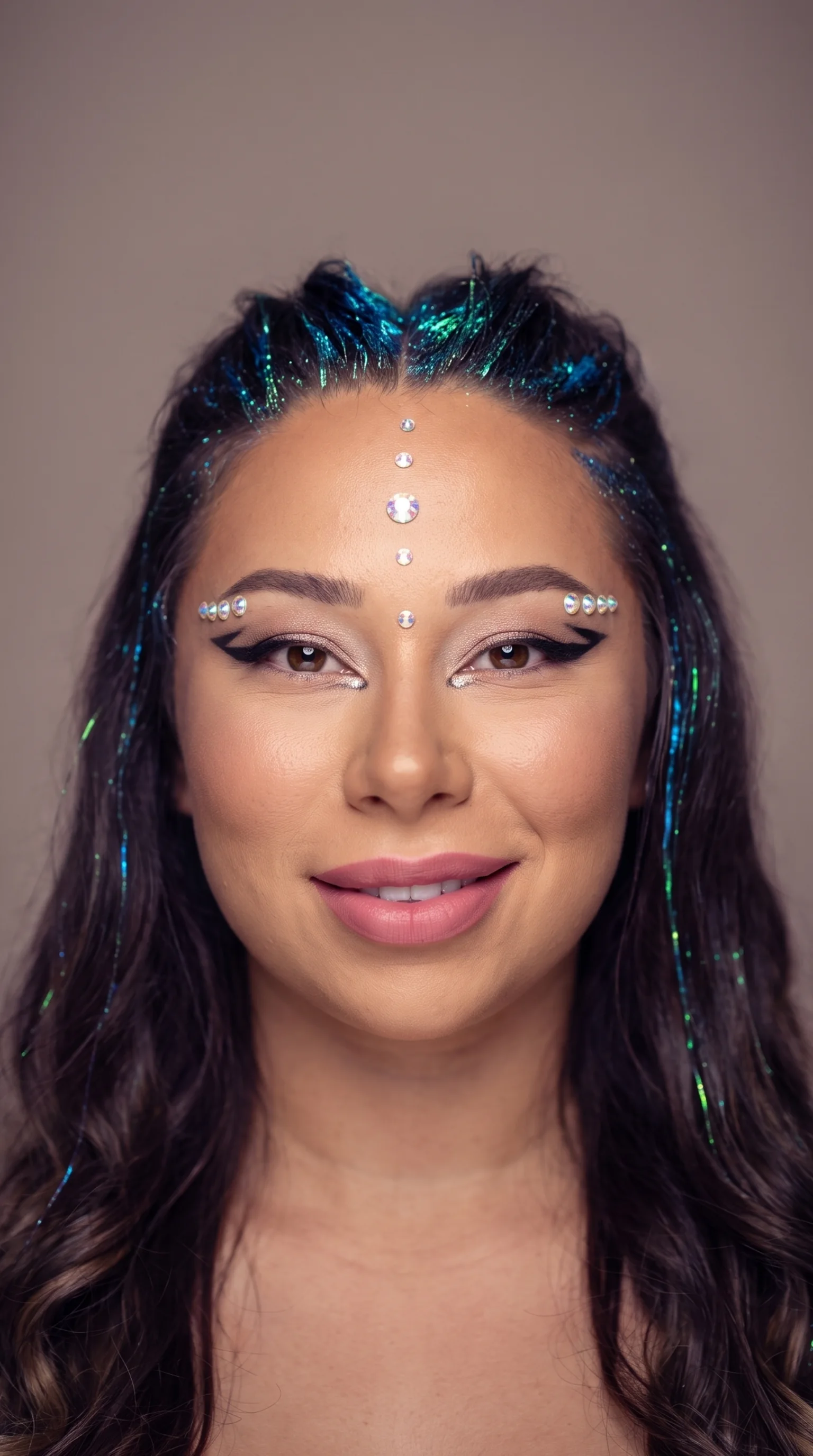 Machiaj de festival cu glitter și cristale, rezistent la căldură și dans - Pucca Diana, Bacău
