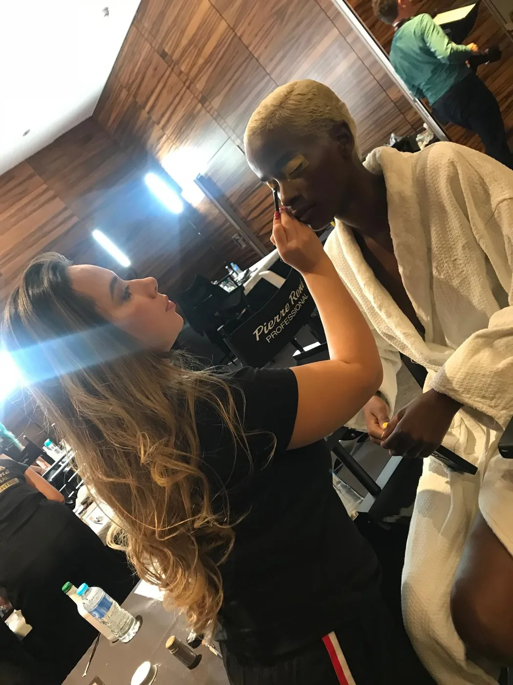 Pucca Diana machiind o modelă în culisele London Fashion Week, prezentarea Kolchagov Barba