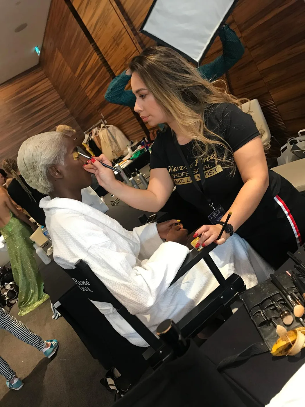 Pucca Diana la lucru în culisele London Fashion Week, machiaj pregătit înainte de prezentare