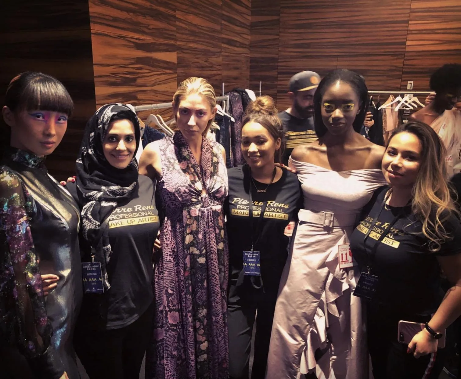 Echipa de makeup artiști și modelele, în culisele London Fashion Week SS19