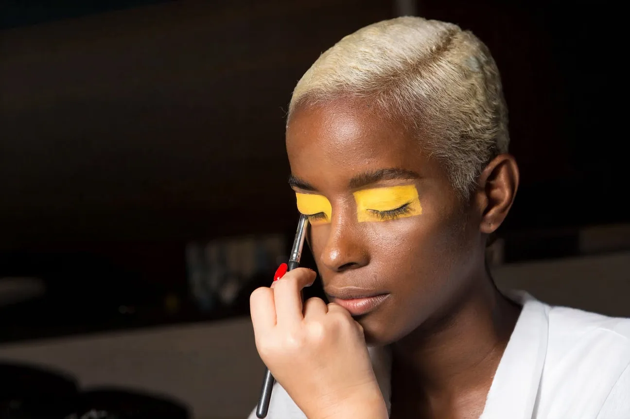 Machiaj grafic cu galben intens pe pleoapă, culisele London Fashion Week SS19