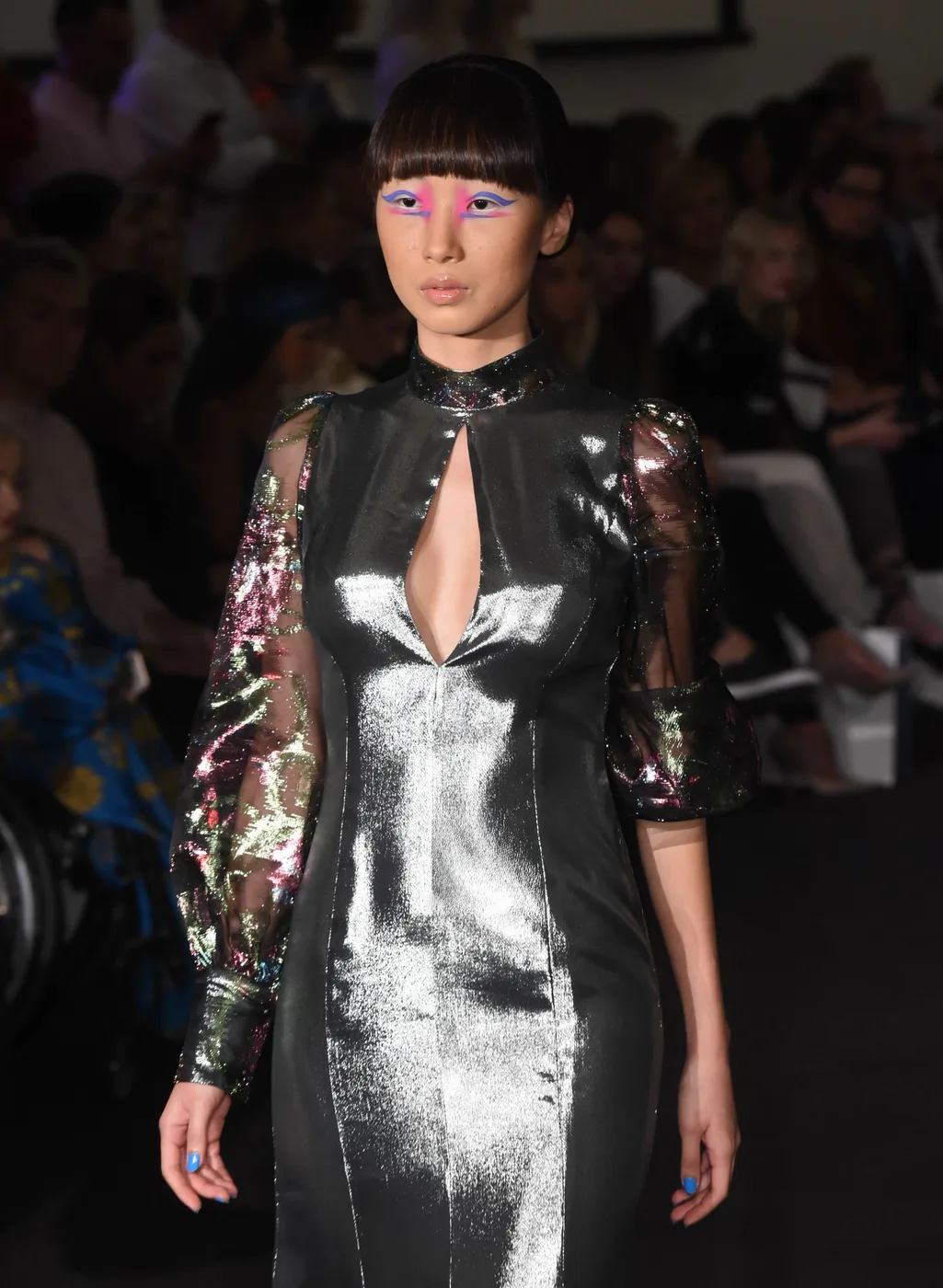 Modelă pe podium la London Fashion Week cu machiaj grafic pe ochi, colecția Kolchagov Barba