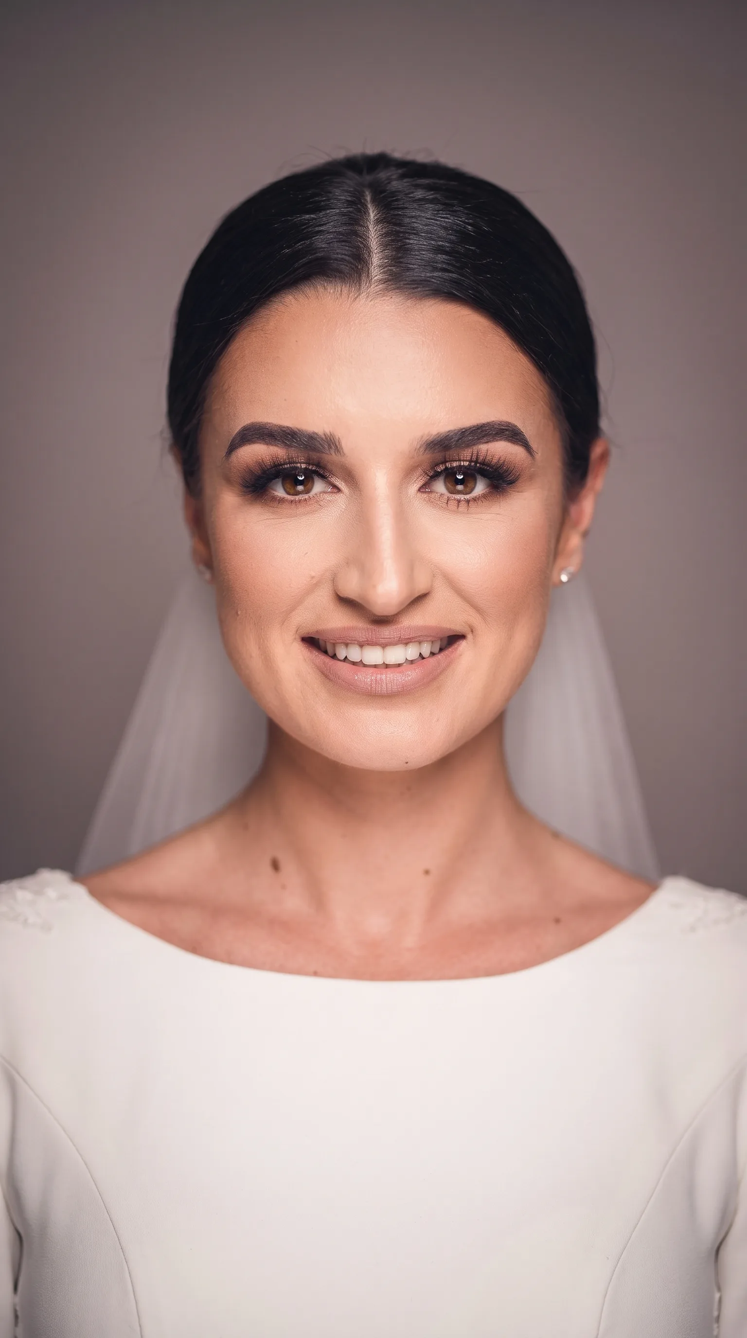 Mireasă cu voal, machiaj de nuntă natural și luminos, rezistent toată ziua - Pucca Diana, makeup artist în Bacău